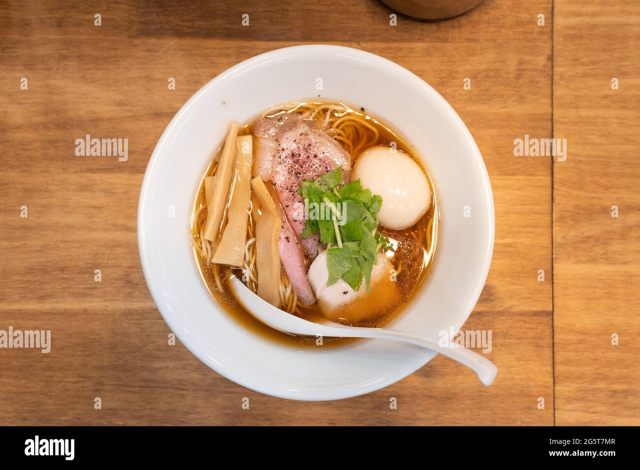 Blick auf japanische Nudelsuppe in einem Restaurant Stockfoto