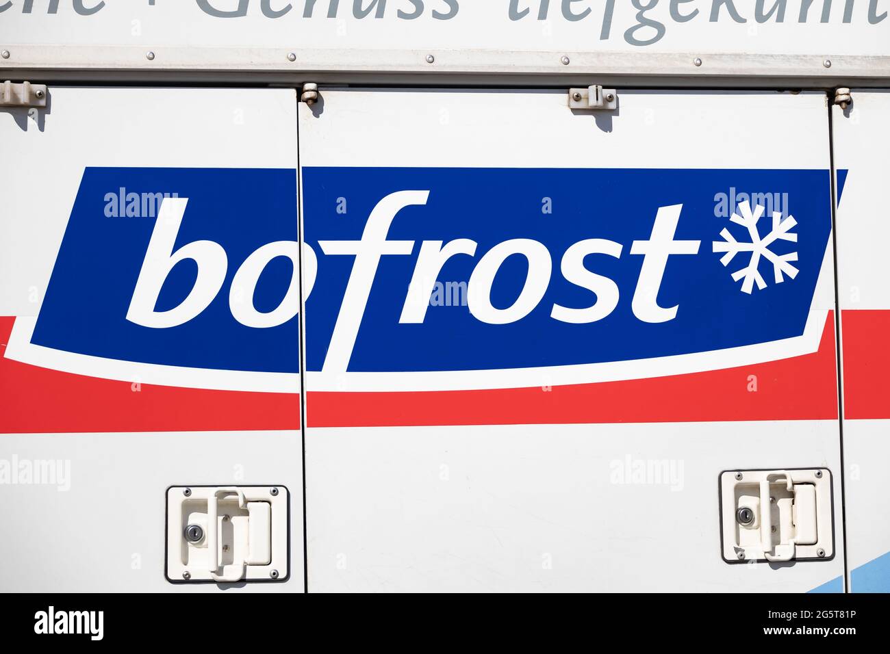 OBERURSEL, DEUTSCHLAND 2021 04 27: BOFROST Frozen Food Delivery Service Sign on a Food Delivery fridge Truck Stockfoto