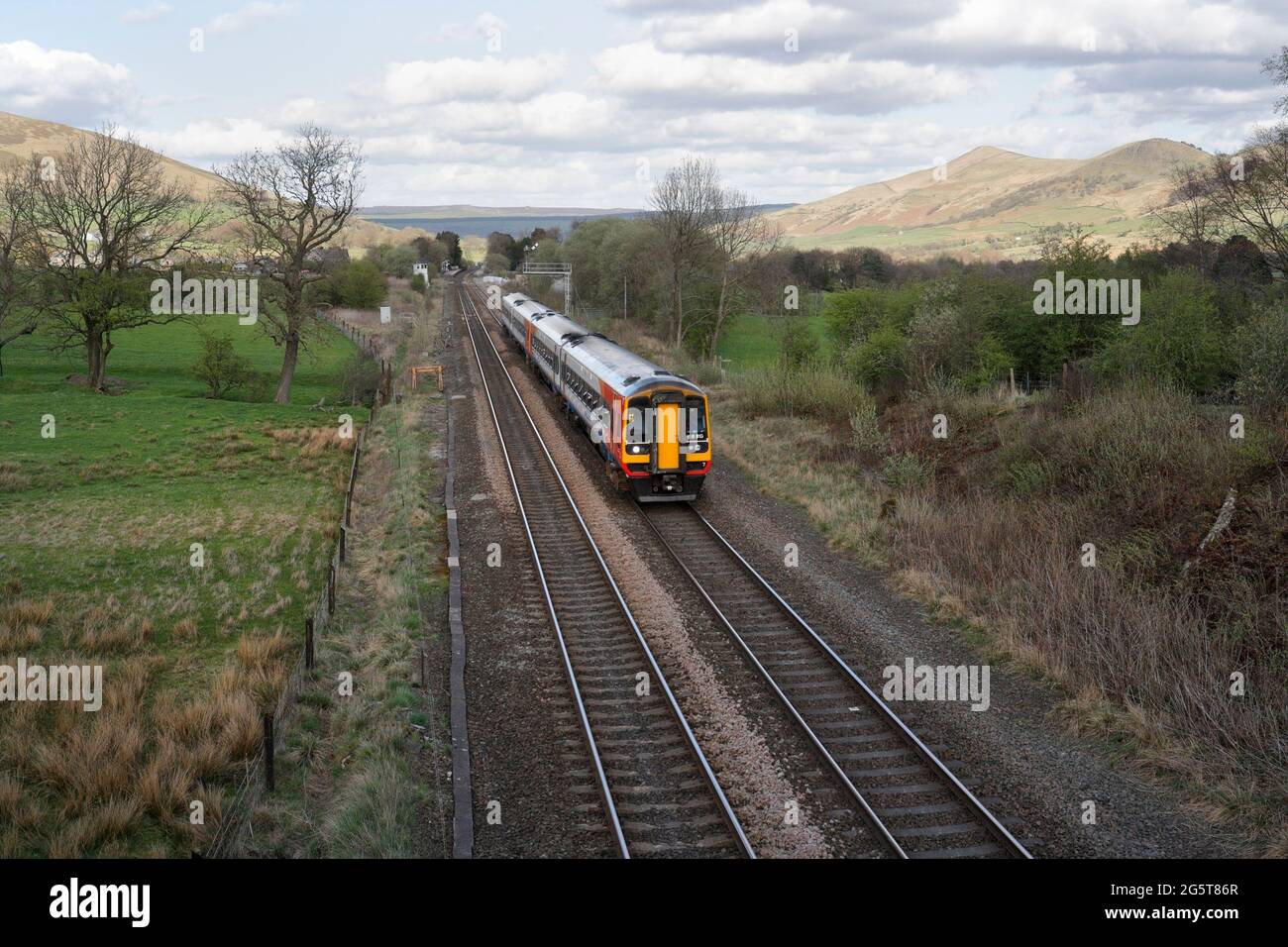 Passagierzug in Edale auf der Hope Valley Line im Derbyshire Peak District Nationalpark England UK ländliche Landschaft Stockfoto