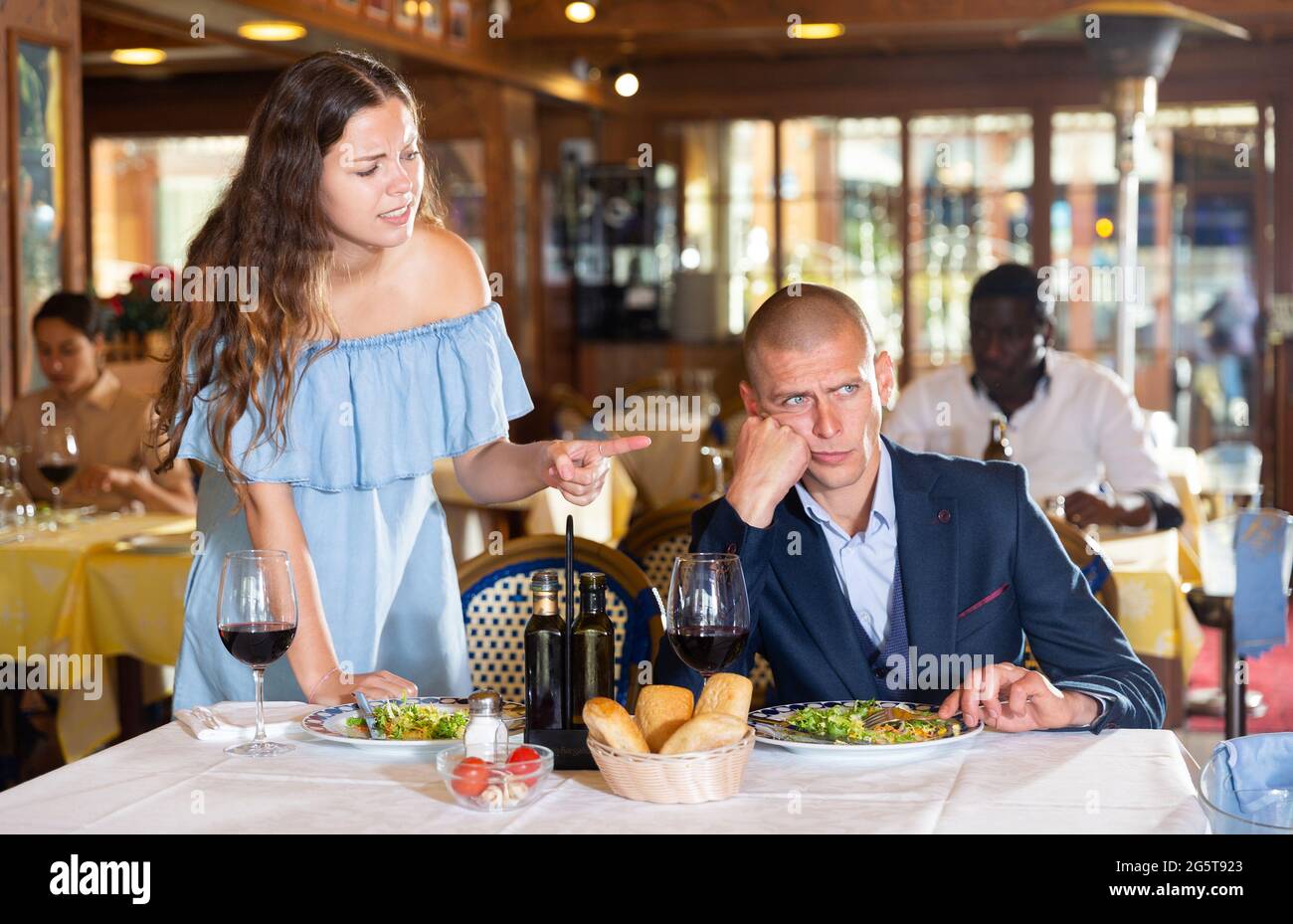 Familie streitet an einem Tisch im Restaurant Stockfoto