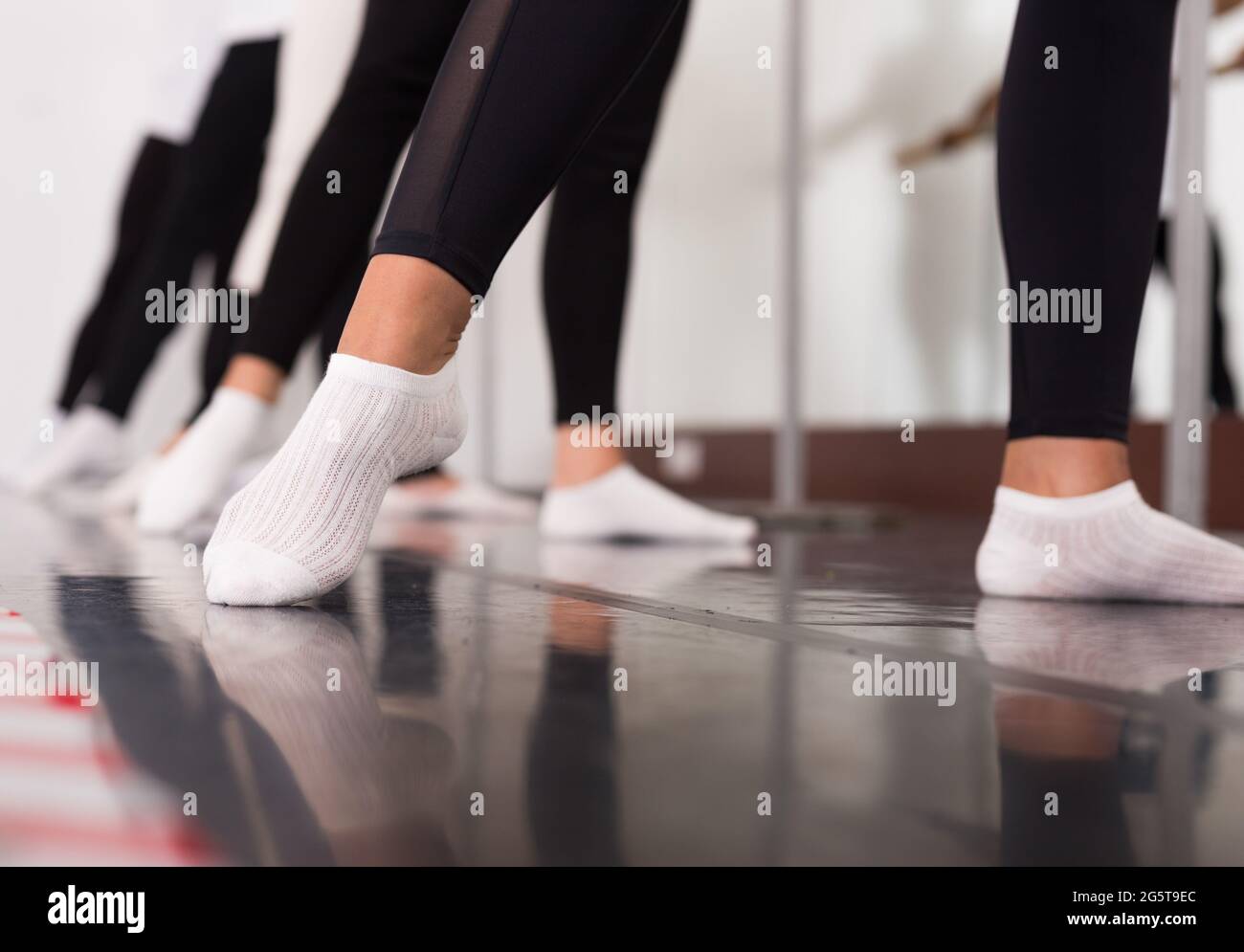 Beine von jungen Tänzerinnen Ballerinas in der Klasse Stockfoto