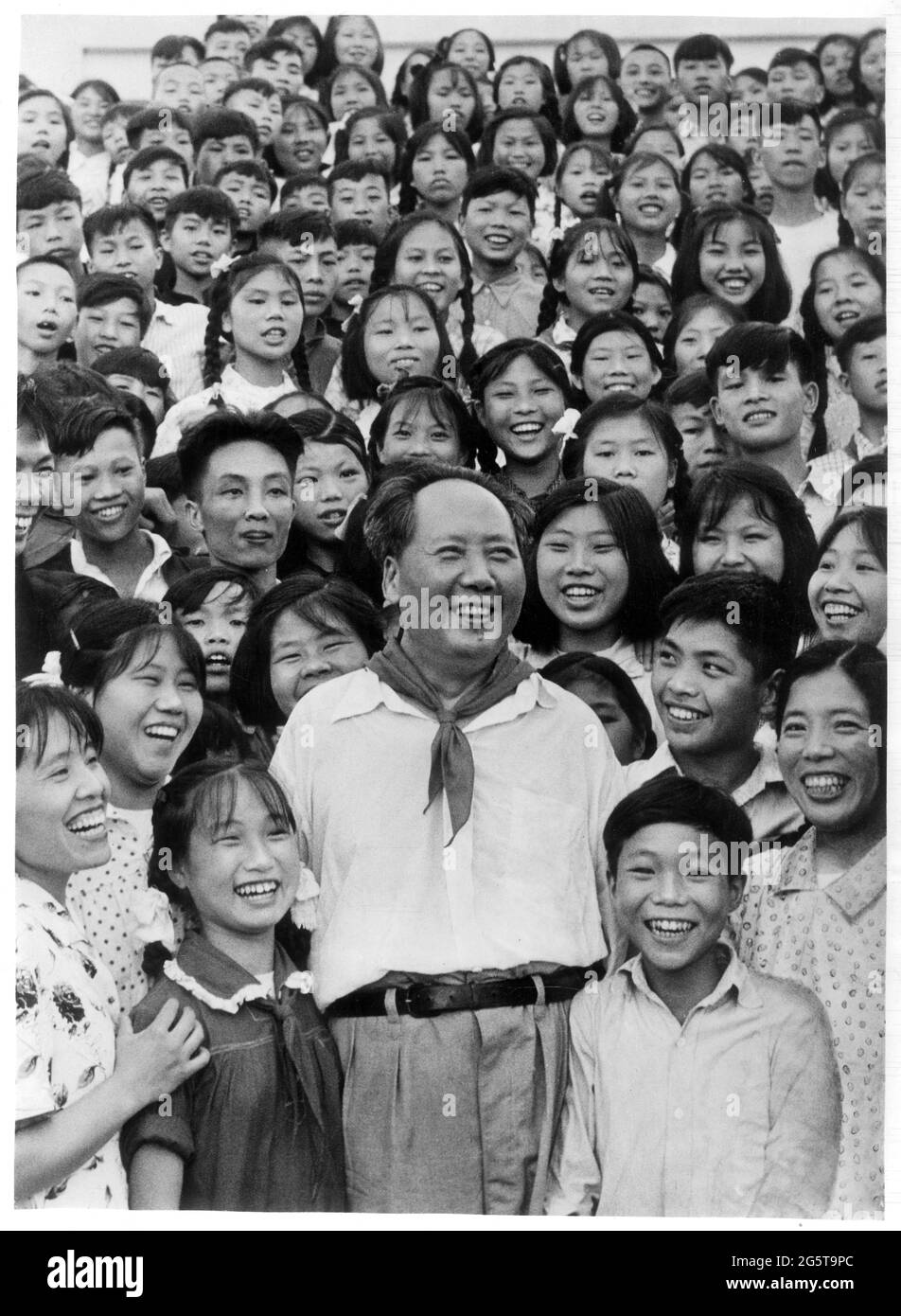 1959.06.26 besuchte Mao Zedong die Shaoshan Schule und hatte ein Gruppenfoto mit Studenten. Stockfoto