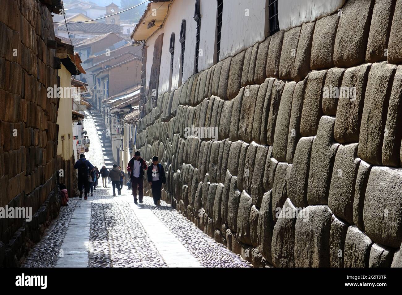 Peru Cusco - Piedra de los 12 angulos - Twelve Angled Stone Wall Street view Stockfoto