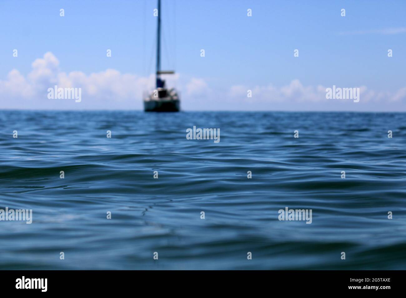 Das Boot ruht an einem ruhigen Tag auf dem Meer. Stockfoto