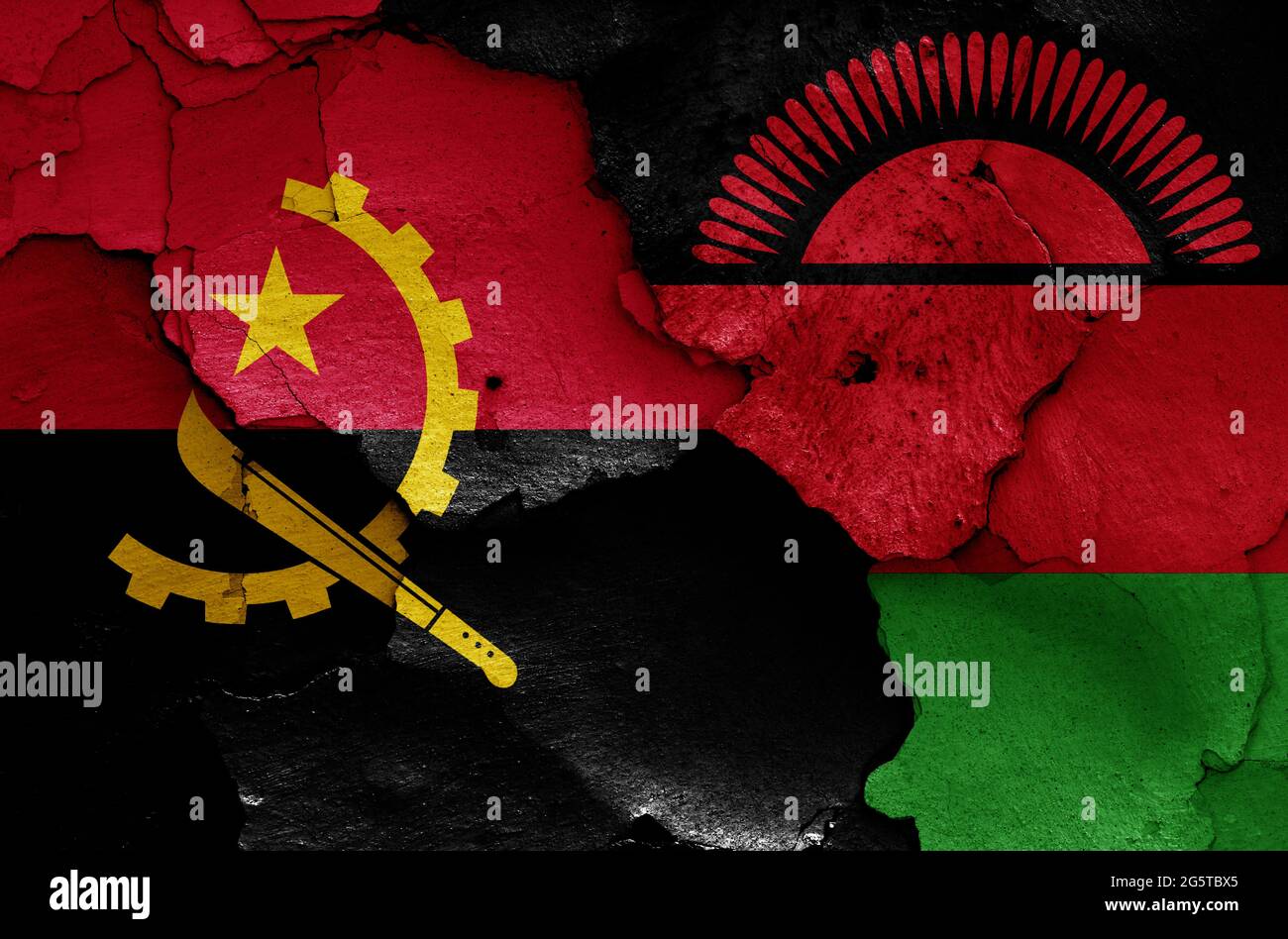 Flaggen von Angola und Malawi auf rissige Wand gemalt Stockfoto