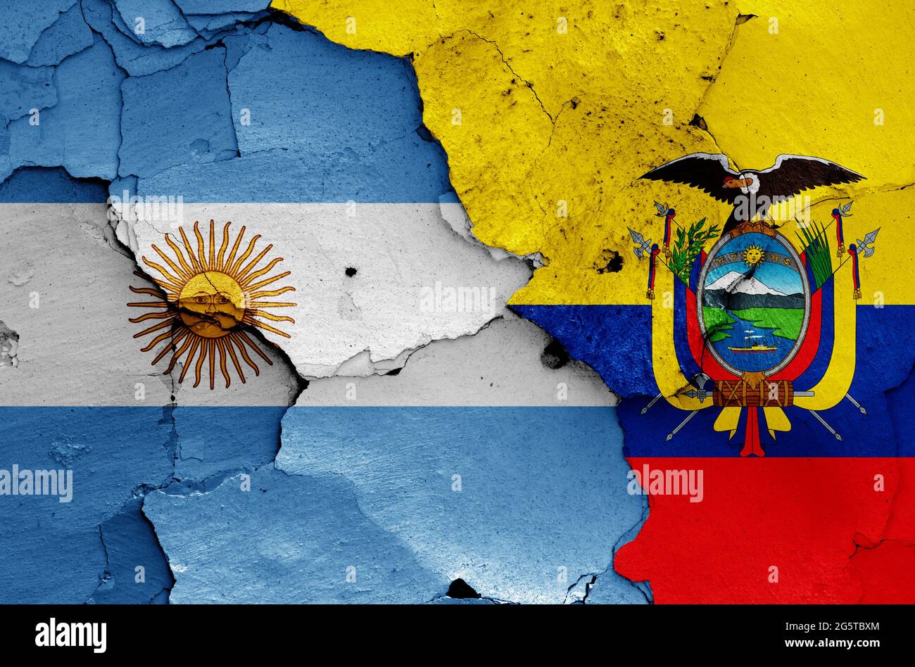 Flaggen von Argentinien und Ecuador auf rissige Wand gemalt Stockfoto
