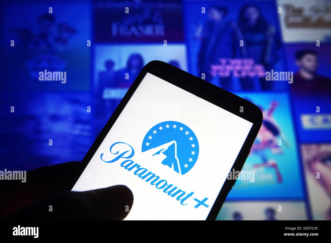 Ukraine. Juni 2021. In dieser Abbildung ist das Paramount-Logo (Paramount Plus) auf einem Smartphone gegen seine Website im Hintergrund zu sehen. (Foto von Pavlo Gonchar/SOPA Images/Sipa USA) Quelle: SIPA USA/Alamy Live News Stockfoto