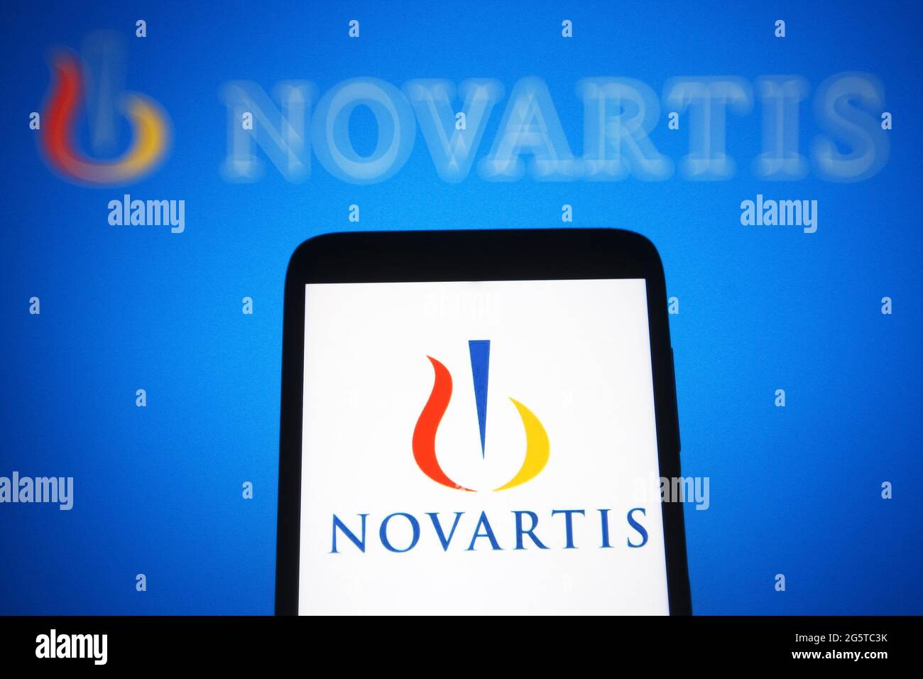 Ukraine. Juni 2021. In dieser Abbildung ist das Logo von Novartis (Novartis International AG) auf einem Smartphone und einem pc-Bildschirm zu sehen. (Foto von Pavlo Gonchar/SOPA Images/Sipa USA) Quelle: SIPA USA/Alamy Live News Stockfoto