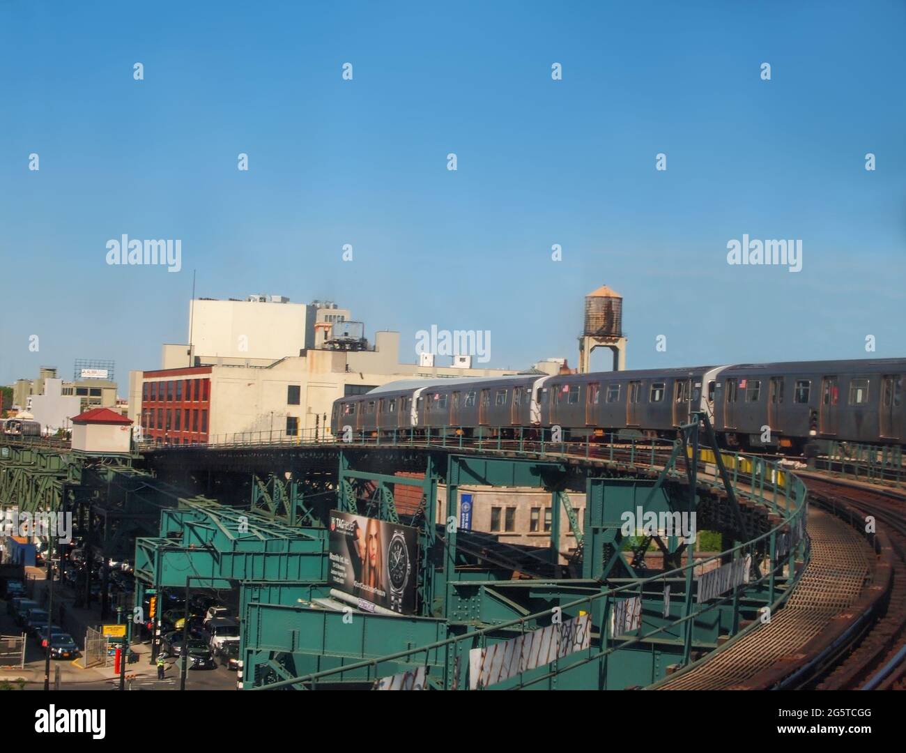 NEW YORK, NEW YORK - 12. MAI 2015: Ein Blick aus dem Fenster einer U-Bahn, die eine Kurve auf einem erhöhten Streckenabschnitt in Richtung Astoria Qu umrundet Stockfoto