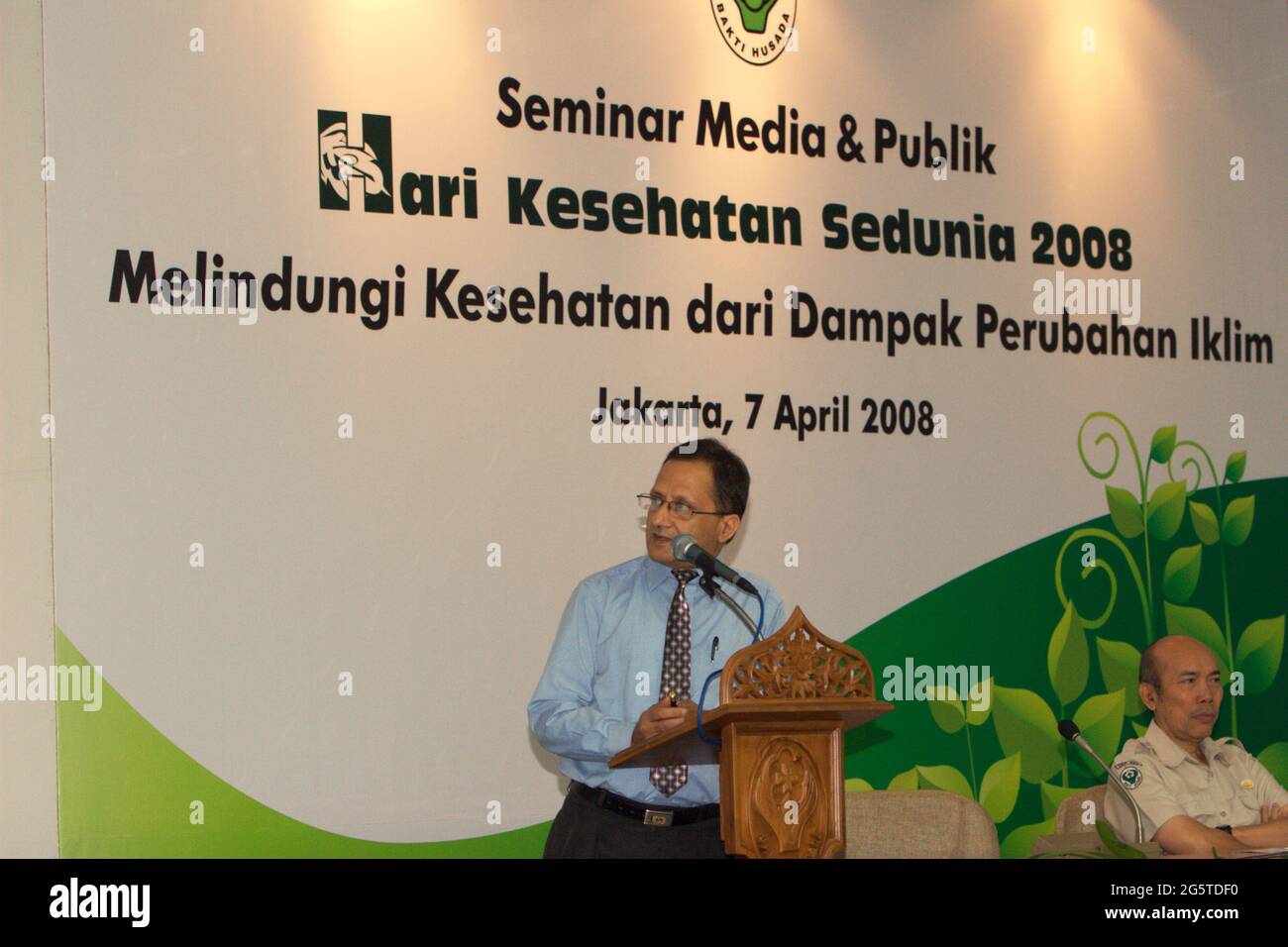 Jakarta, Indonesien. April 2008. Sharad Adhikary, der Berater der Weltgesundheitsorganisation (WHO) für Umwelt und Gesundheit in Indonesien, hält eine Seminarpräsentation mit dem Titel „Auswirkungen des Klimawandels auf die Gemeinschaft, auf die nationale, regionale und globale Ebene“ während einer Medien- und öffentlichen Seminarveranstaltung im Leimena-Raum im indonesischen Gesundheitsministerium in Jakarta. Das Seminar ist Teil einer Veranstaltungsreihe zum Weltgesundheitstag 2008 in Jakarta, Indonesien. Das Thema der Feier 2008 lautet „Schutz der Gesundheit vor dem Klimawandel“. Stockfoto