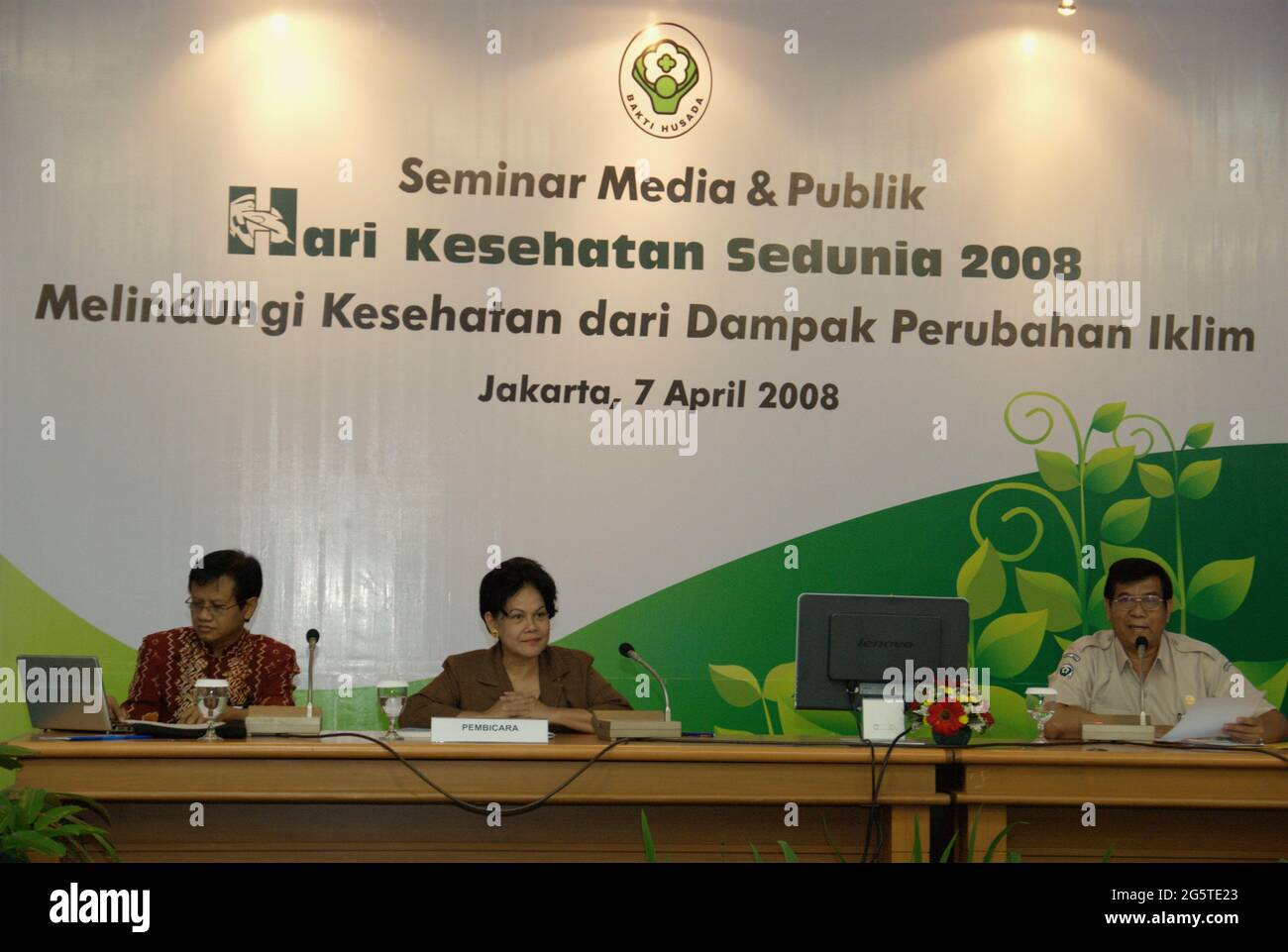 Jakarta, Indonesien. April 2008. Im Leimena-Raum des Büros des indonesischen Gesundheitsministeriums in Jakarta findet im Rahmen einer Reihe von Veranstaltungen zum Weltgesundheitstag 2008 eine Veranstaltung für Medien und öffentliche Seminare statt. Sprecher der zweiten Seminarsitzung sind (von links) Dr. Adang Bachtiar (Leiterin der IAKMI, der indonesischen Gesundheitsorganisation) und Dr. Erna Witoelar (UN-Sonderbotschafterin für Indonesien), mit Dr. Wan Alkadri als Moderatorin. Das Thema der Feier 2008 lautet „Schutz der Gesundheit vor dem Klimawandel“. Stockfoto