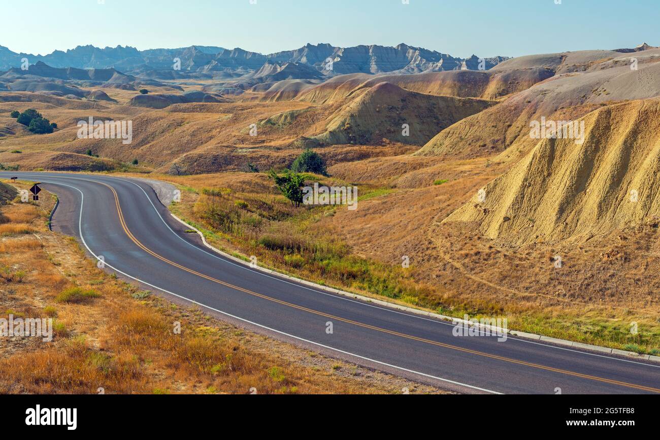 Yellow Mounds mit Highway im Sommer, Badlands National Park, South Dakota, USA. Stockfoto