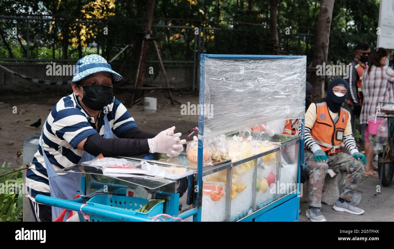 Push Cart Food Vendors in der Nähe der MRT-Stationen des Queen Sirikit National Convention Center im Khlong Toei-Viertel Bangkok Thailand Stockfoto