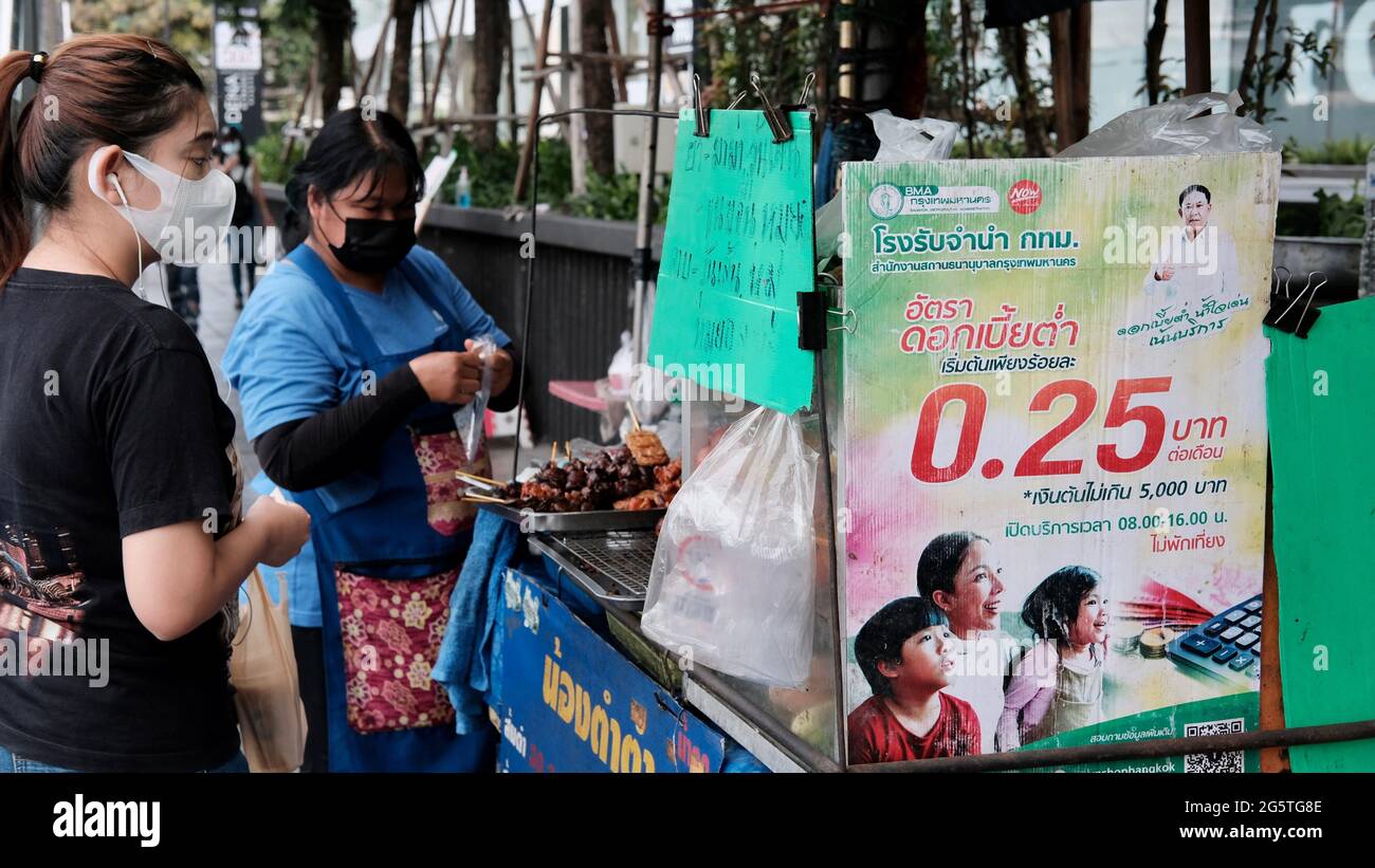 Push Cart Food Vendors in der Nähe der MRT-Stationen des Queen Sirikit National Convention Center im Khlong Toei-Viertel Bangkok Thailand Stockfoto