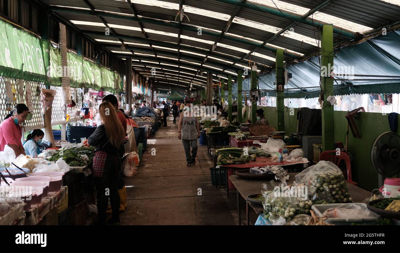 Farm Fresh Vegetable Seller Wearing Mask Klong Toey Market Wet Market Großhandel Bangkok Thailand größten Lebensmittelverteilzentrum in Südostasien Stockfoto