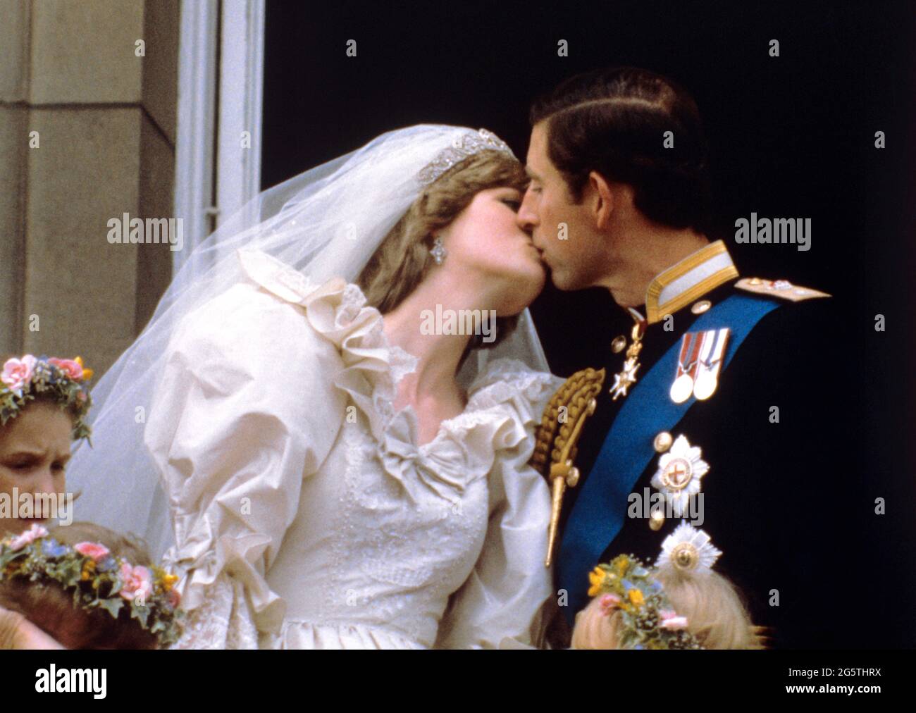 Datei-Foto vom 29/07/81 des frisch verheirateten Prinzen und der Prinzessin von Wales (ehemals Lady Diana Spencer), der sich nach ihrer Hochzeitszeremonie in der St. Paul's Cathedral auf dem Balkon des Buckingham Palace küsste. Der Herzog von Cambridge und der Herzog von Sussex bereiten sich darauf vor, ihre Mutter Diana, Prinzessin von Wales, zu ehren, indem sie am Donnerstag an ihrem 60. Geburtstag eine Statue enthüllen. Ausgabedatum: Mittwoch, 30. Juni 2021. Stockfoto