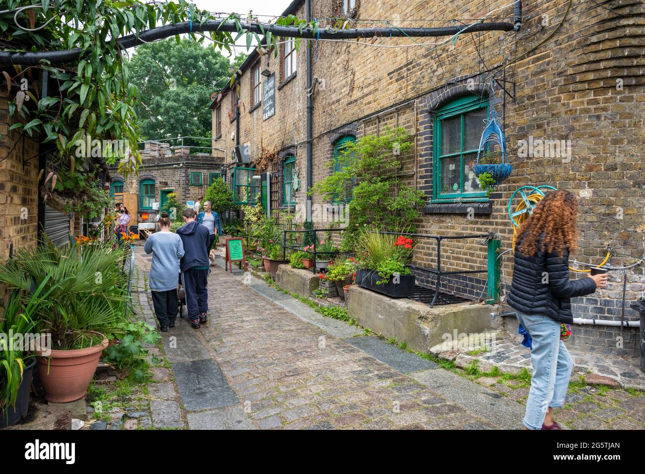 London. UK-06.27.2021: Besucher und Touristen auf der Hackney City Farm. Stockfoto