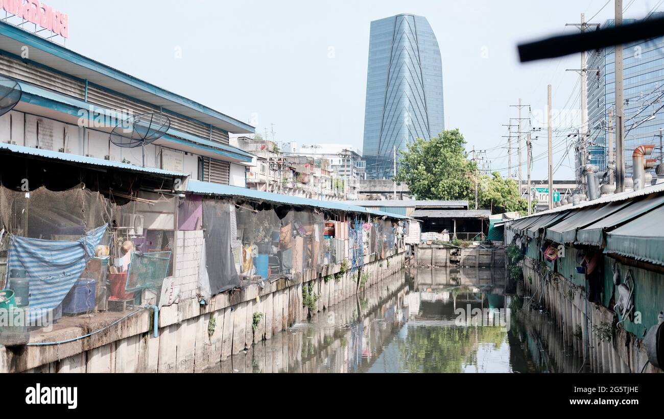 Klong Toey Canal Gebäude im Hintergrund Klong Toey Market Wholesale Bangkok Thailand größtes Lebensmittelverteilzentrum in Südostasien Stockfoto