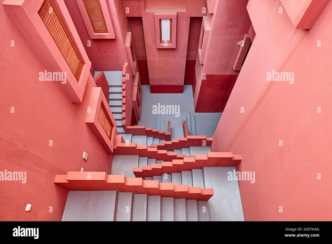 Geometrische Bauweise. Die rote Wand, La Manzanera. Calpe, Spanien Stockfoto