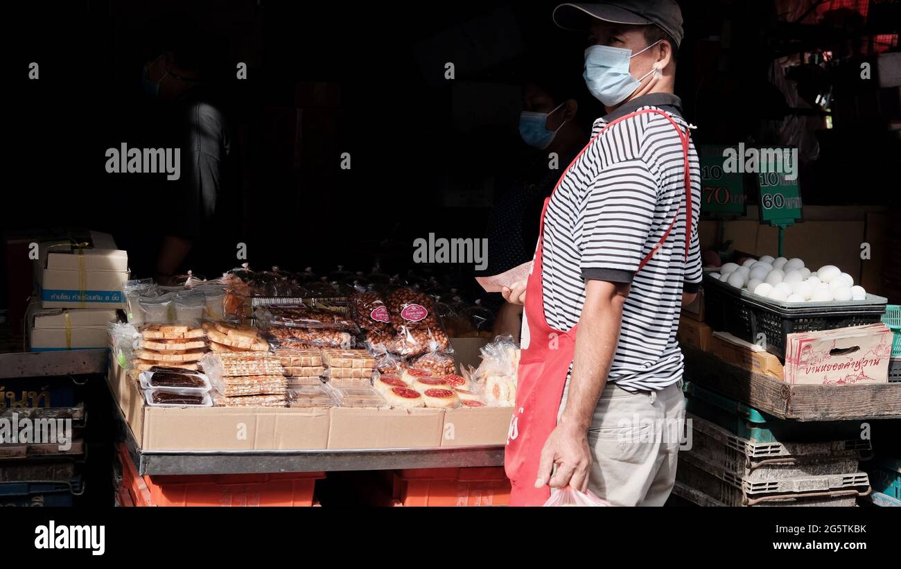Cash in Hand man Verkauf von Backwaren Klong Toey Market Wet Market Großhandel Bangkok Thailand größten Lebensmittelverteilzentrum in Südostasien Stockfoto