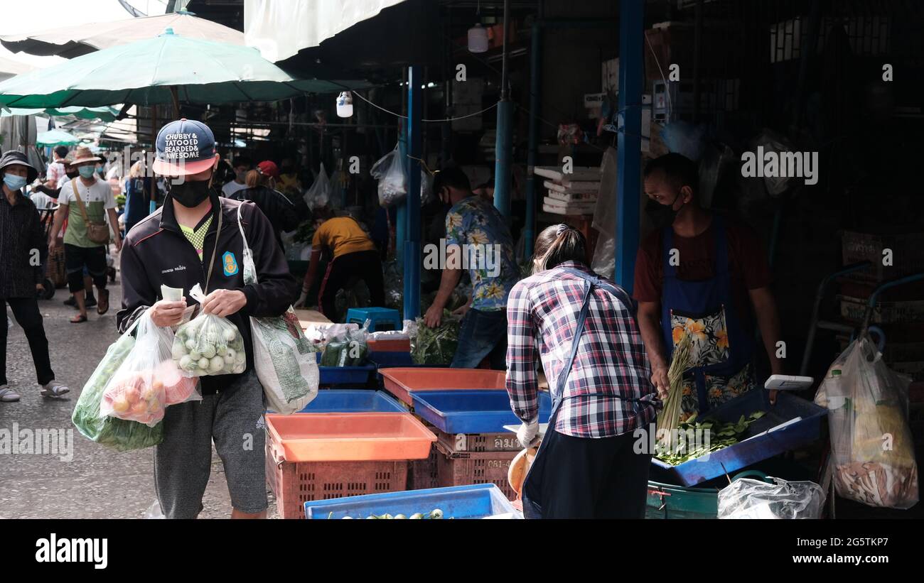 Käufer mit Bargeld in der Hand bei Klong Toey Market Wet Market Großhandelsmarkt Bangkok Thailand größten Lebensmittelverteilzentrum in Südostasien Stockfoto