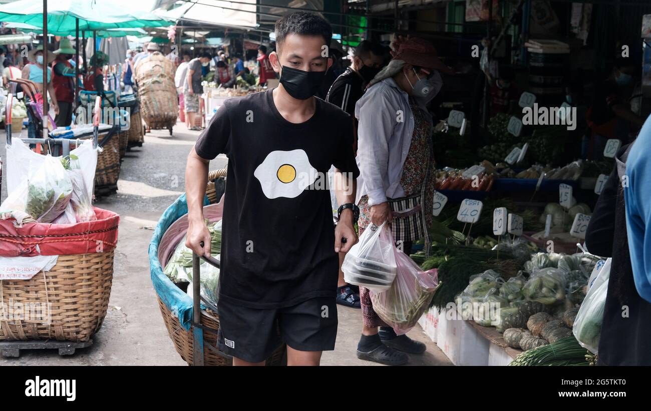 Man Black Mask Klong Toey Market Wet Market Bangkok Thailand größten Lebensmittelverteilzentrum in Südostasien Stockfoto