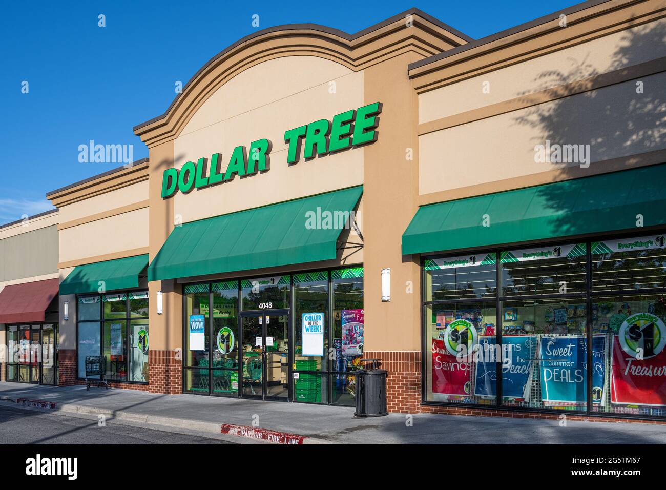Dollar Tree extreme Discounter, wo alles ist bunter 1 oder weniger, in Loganville, Georgia. (USA) Stockfoto
