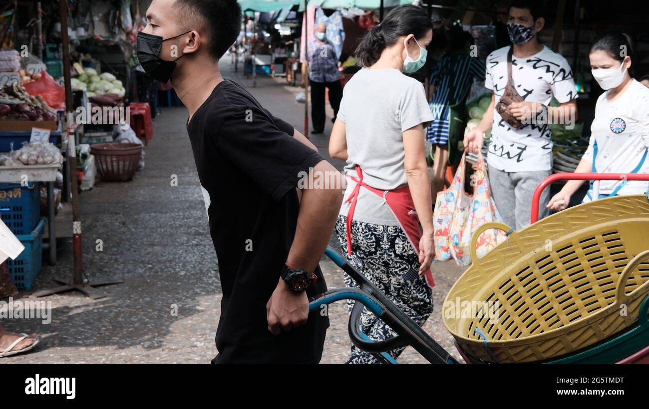 Man Black Mask Klong Toey Market Wet Market Bangkok Thailand größten Lebensmittelverteilzentrum in Südostasien Stockfoto