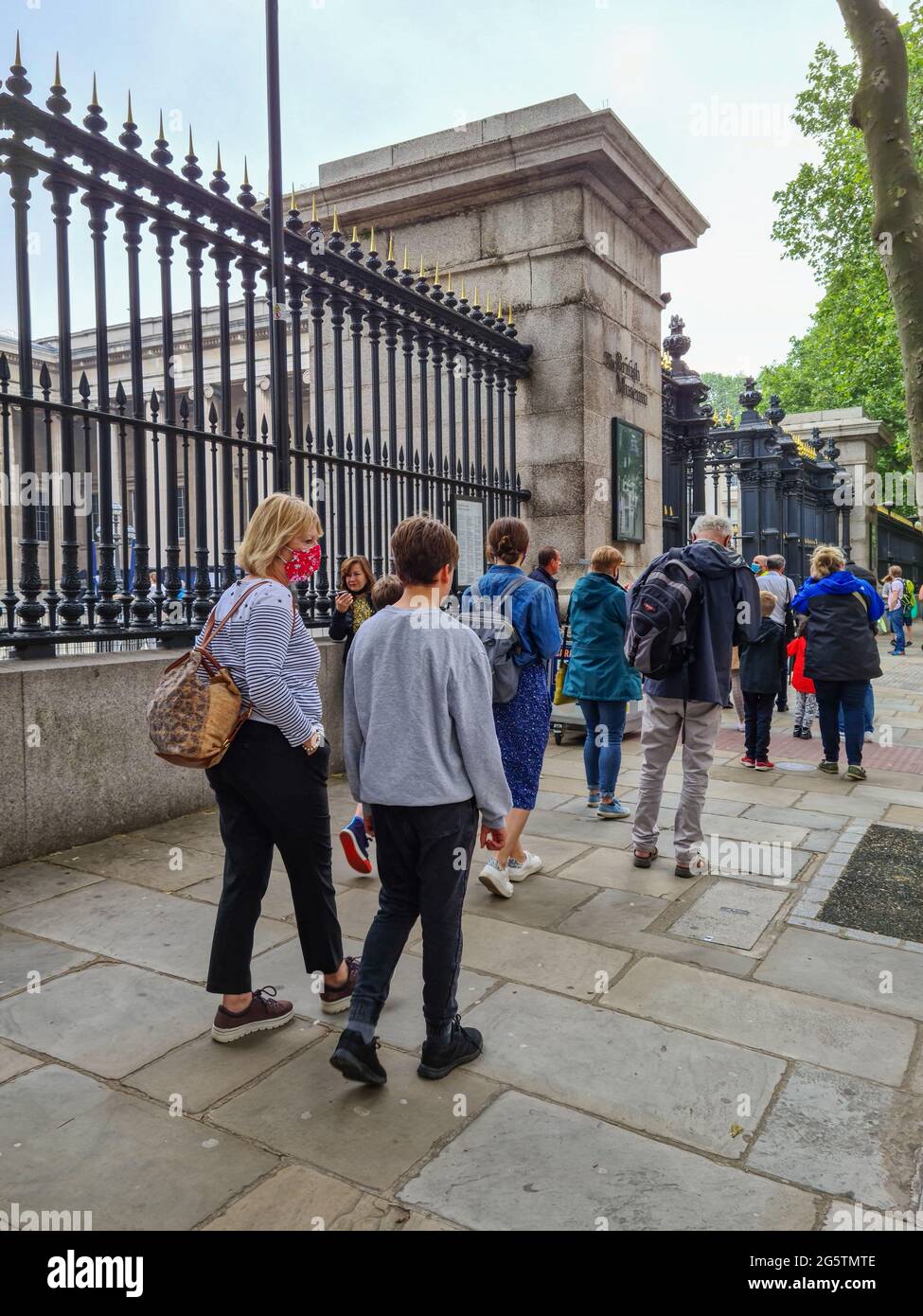 London. UK- 06.27.2021: Eine Schlange von Besuchern, die auf den Eintritt zum British Museum warten. Stockfoto
