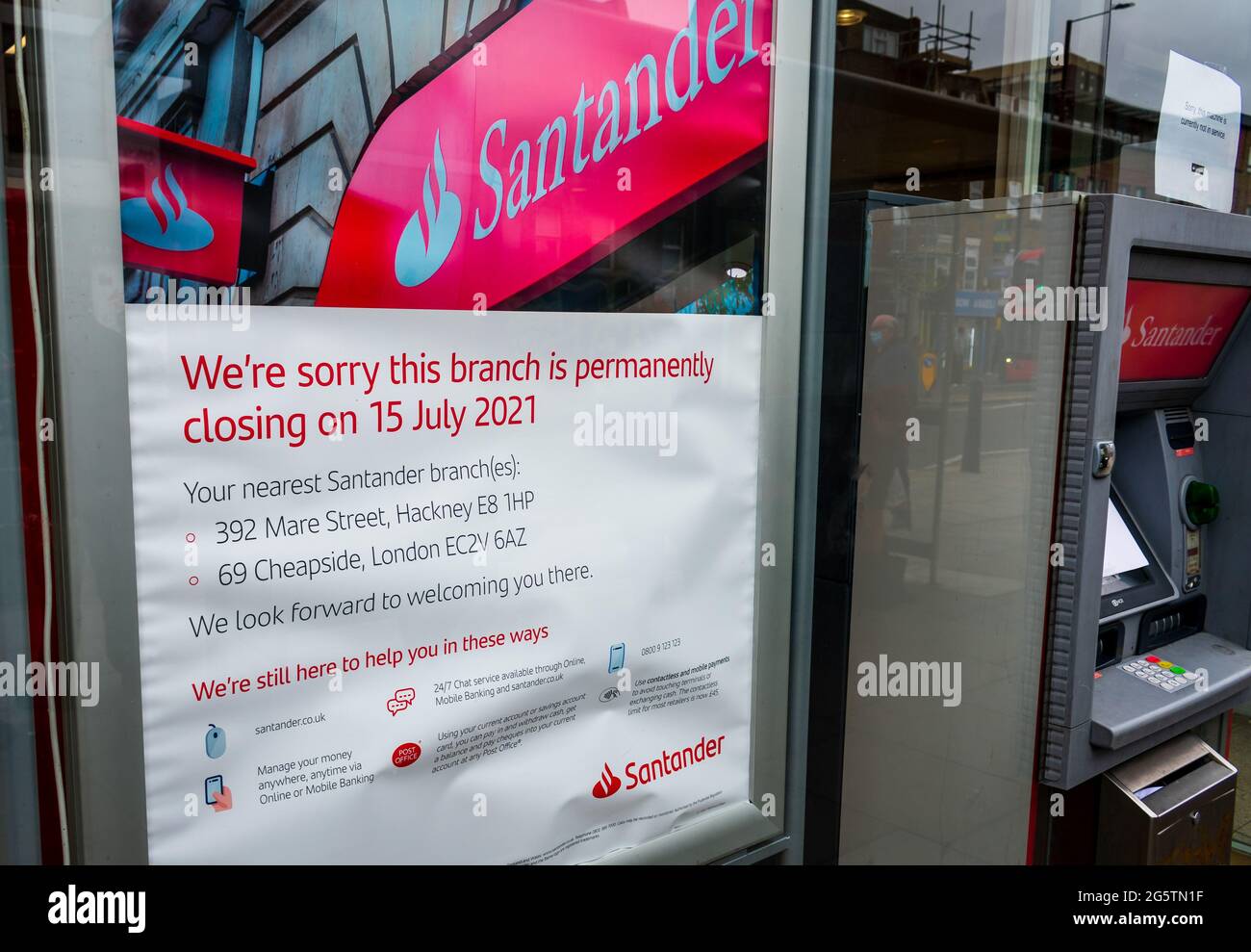 London. UK- 06.25.2021: Ein dauerhafter Hinweis auf das Fenster einer Filiale der Santander Bank. Stockfoto