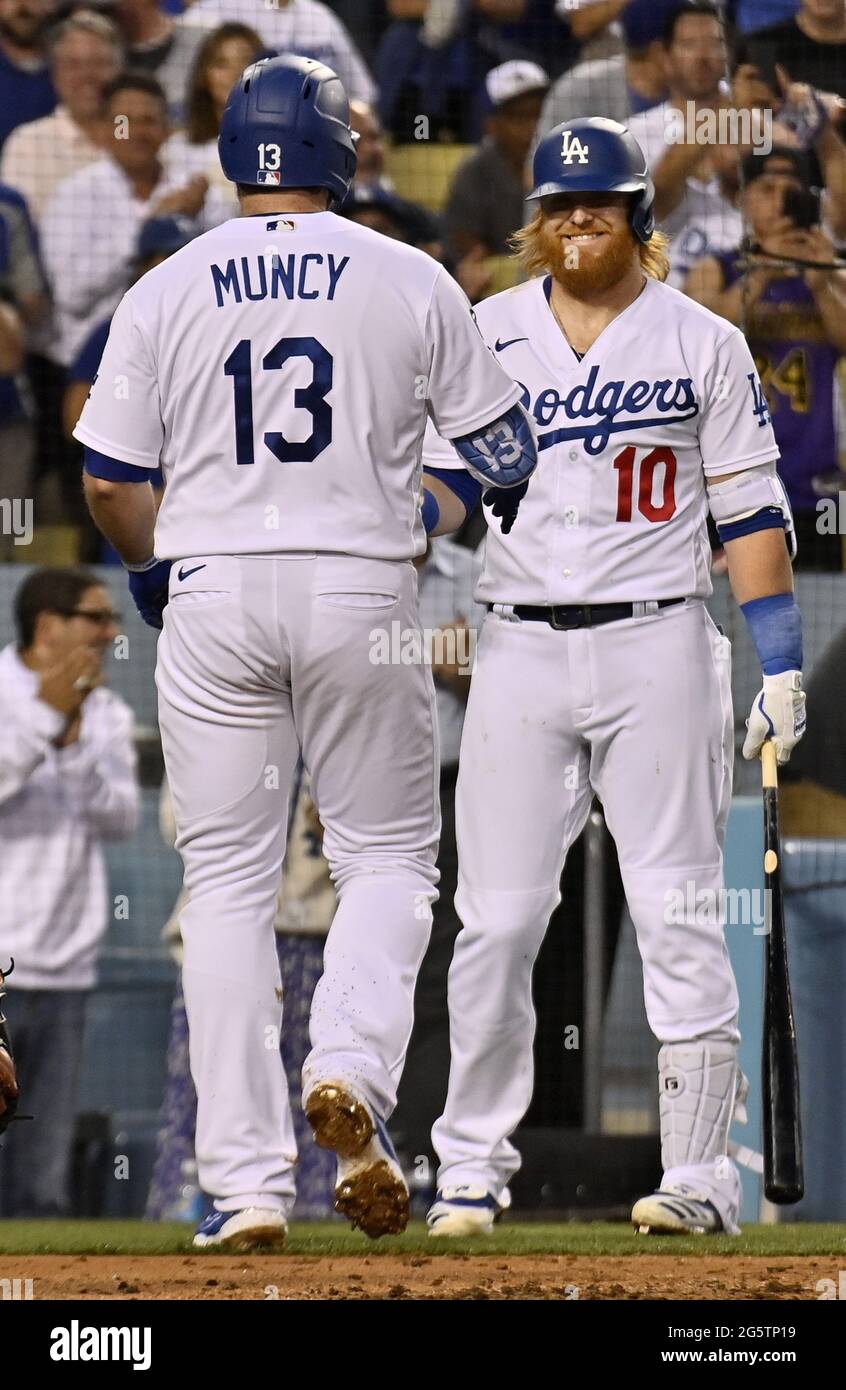 Los Angeles, Usa. 30. Juni 2021. Los Angeles Dodgers-Feldspieler Max Muncy (13) feiert mit Teamkollege Justin Turner (10), nachdem er am Dienstag, den 29. Juni 2021, beim dritten Inning im Dodger Stadium in Los Angeles einen Solo-Heimlauf vor dem San Francisco-Starterkrug Kevin Gausman hinter sich hatte. Die Dodgers besiegten die Giants 3-1 für den Sweep. Foto von Jim Ruymen/UPI Credit: UPI/Alamy Live News Stockfoto