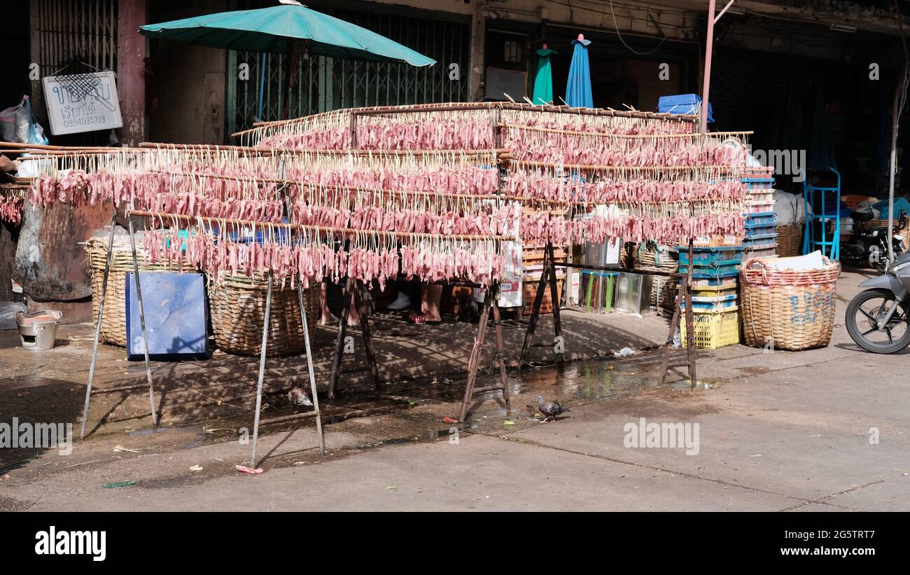 Sun Trocknen von Fleisch in einem natürlichen Staat Klong Toey Market Wet Market Großhandel Bangkok Thailand größte Lebensmittelverteilzentrum in Südostasien Stockfoto