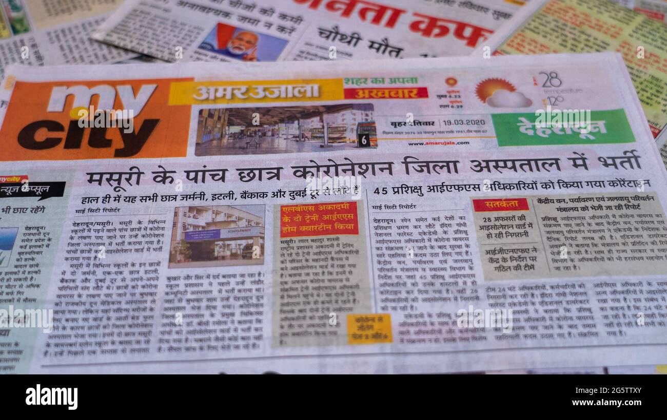 Dehradun, Uttarakhand Indien 28. Juni 2021. Hindi, Coronavirus COVID-19 News Headline in Newspaper of India. Schlagzeilen aus dem Monat März, April 2020. Stockfoto