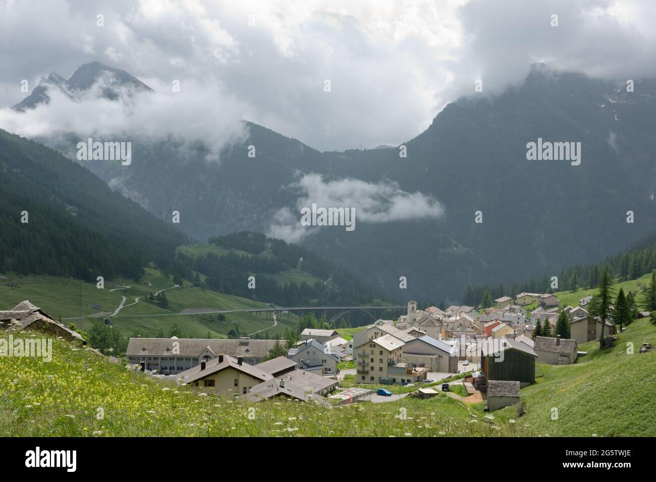 Blick auf Simplon-dorf, ein Dorf am Simplon-Pass, die Straße ist im Hintergrund zu sehen Stockfoto