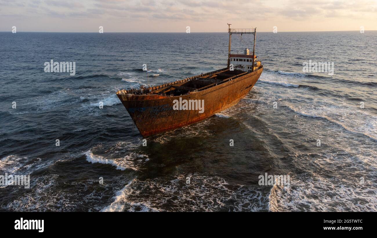 Schiffswrack Demetrios II in Chloraka, Paphos. Es war ein Handelsschiff, das von den Wellen und Meeresströmungen getragen und gegen die Felsen in der geschlagen wurde Stockfoto