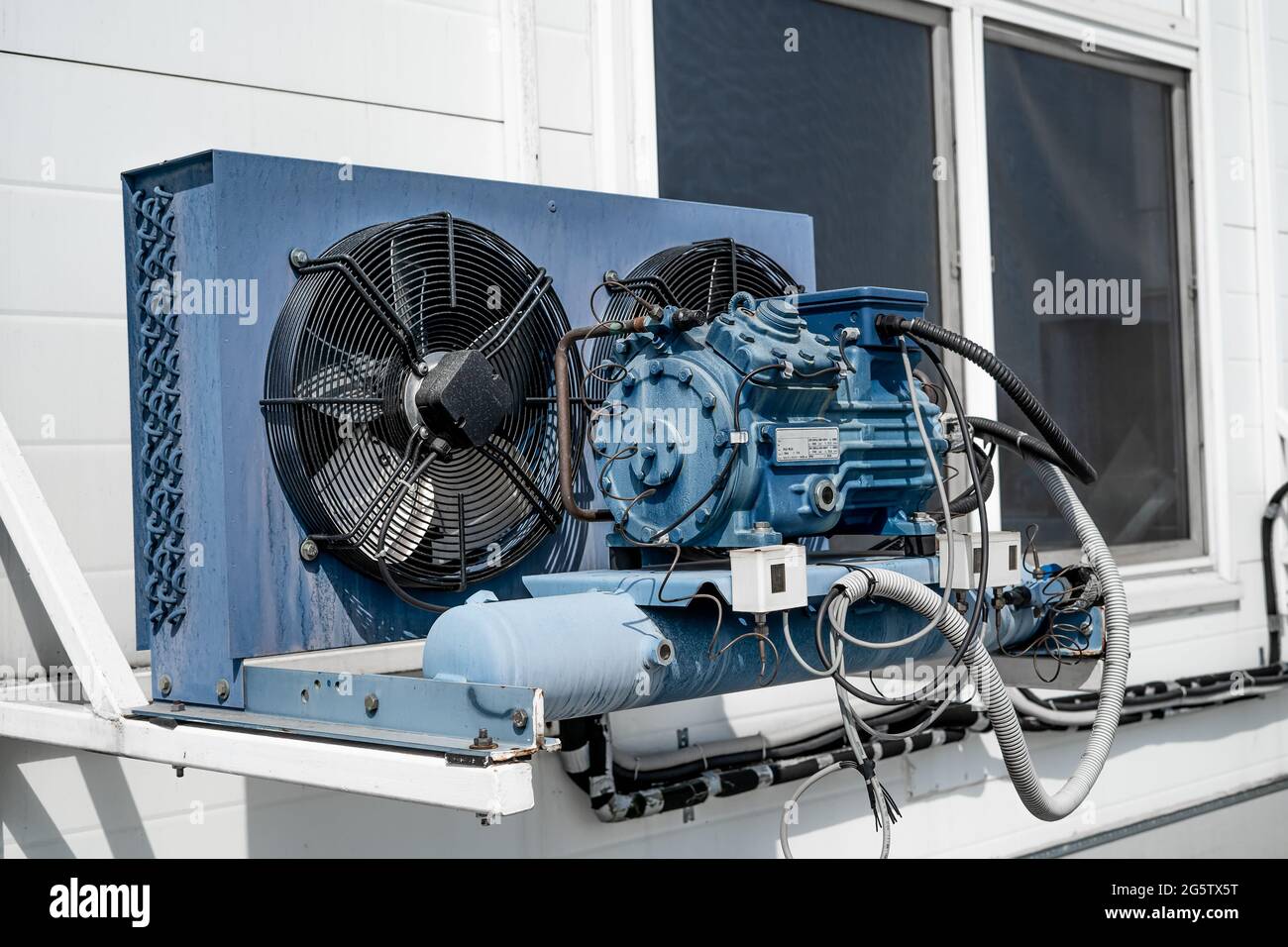 Externe Einheit einer industriellen Klimaanlage in Nahaufnahme. Stockfoto