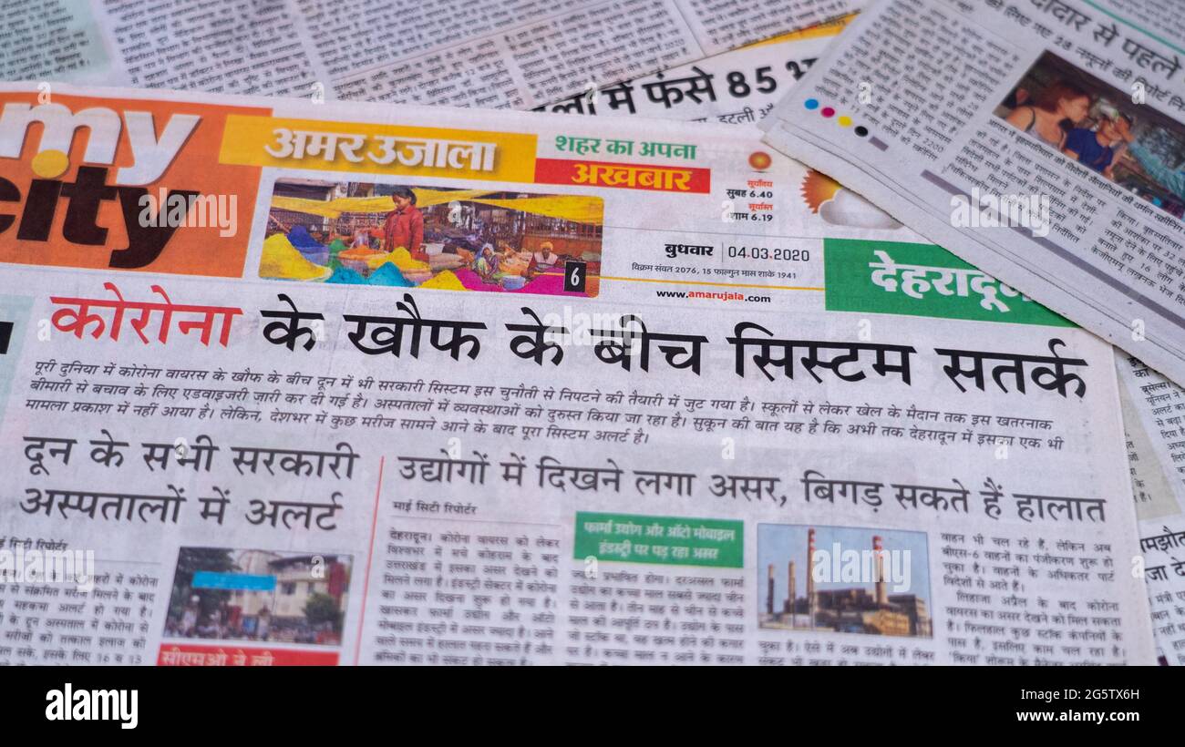Dehradun, Uttarakhand Indien 28. Juni 2021. Hindi, Coronavirus COVID-19 News Headline in Newspaper of India. Schlagzeilen aus dem Monat März, April 2020. Stockfoto