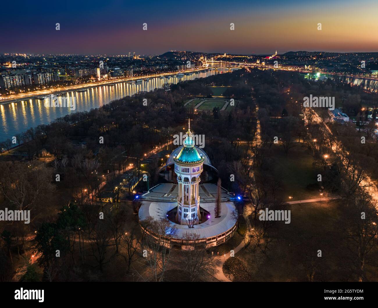 Budapest, Ungarn - Luftaufnahme des erilluminierten Wasserturms der Margareteninsel (Margitszigeti Szabadteri Szinpad) in der Abenddämmerung mit klarem b Stockfoto