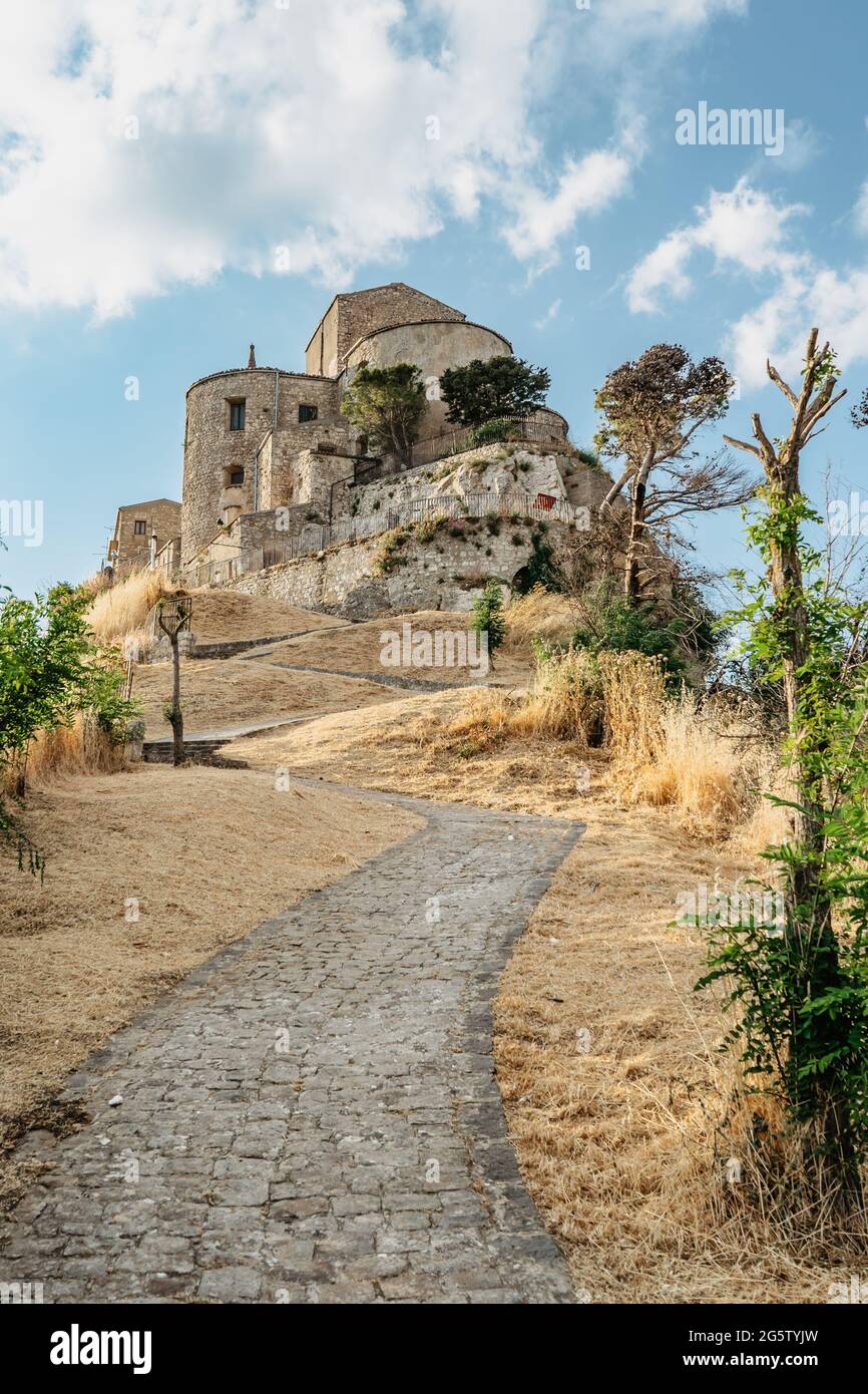Steindorf Petralia Soprana, das höchste Dorf in der Madonie-Bergkette, Sizilien, Italien.Kirche Santa Maria di Loreto bei Sonnenuntergang.malerisch Stockfoto