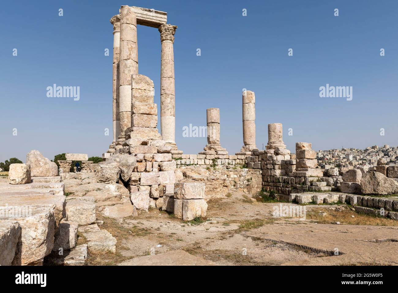 Tempel des Herkules in der Zitadelle von Amman ist ein historischer Ort im Zentrum der Innenstadt von Amman, Jordanien. In Arabisch ist bekannt als Jabal al-Qal'a. Stockfoto