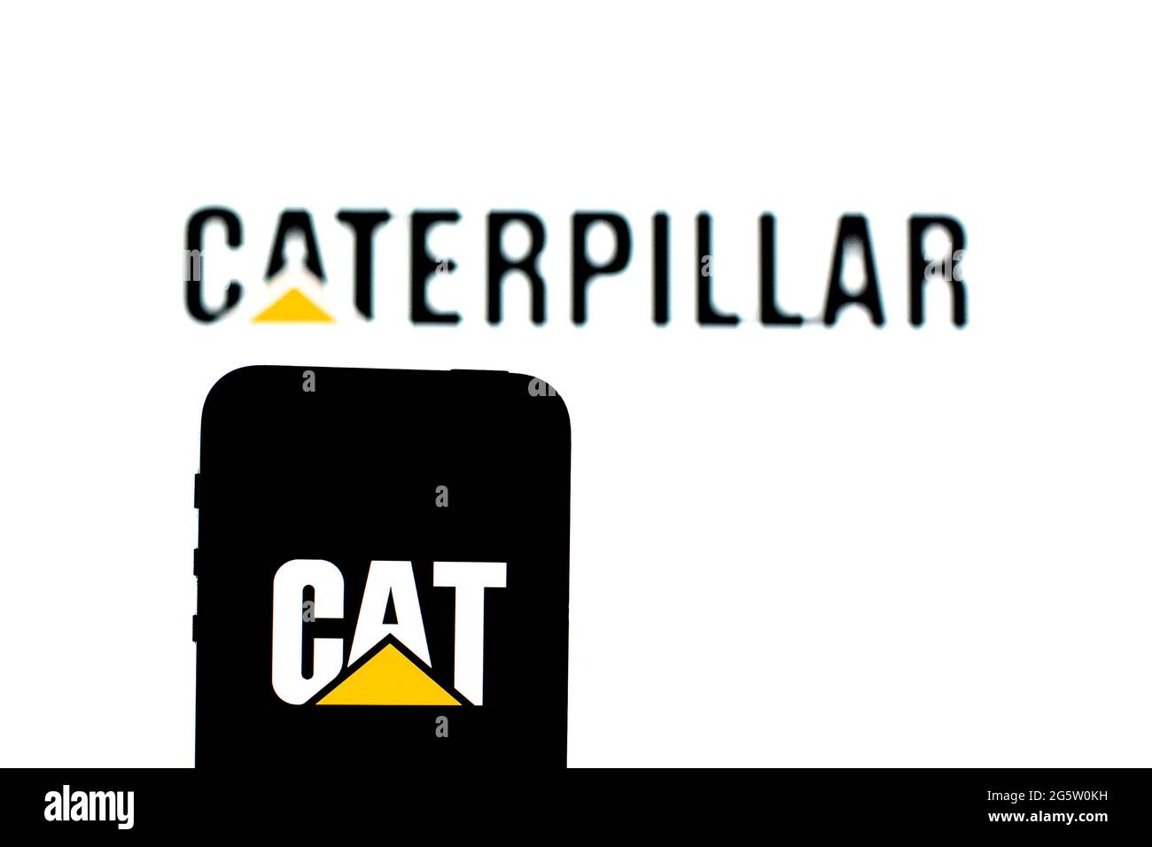 Barcelona, Katalonien, Spanien. Juni 2021. In dieser Abbildung ist ein Caterpillar Inc.-Logo auf einem Smartphone mit einem Caterpillar Inc.-Logo im Hintergrund zu sehen. Quelle: Thiago Prudencio/DAX/ZUMA Wire/Alamy Live News Stockfoto