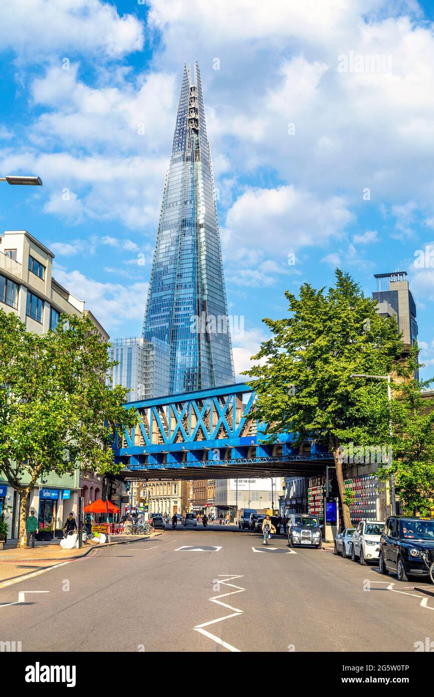 Blick auf den Shard und ein Zugviadukt von der Southwark Street, London Bridge, London, Großbritannien Stockfoto