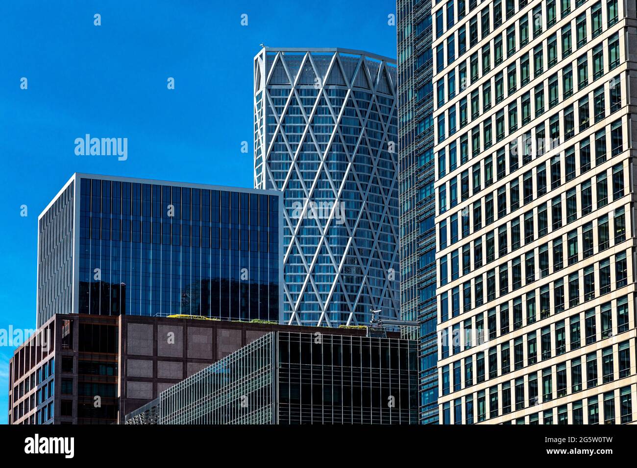 Wolkenkratzer aus Glas und Stahl in Canary Wharf, East London, Großbritannien Stockfoto