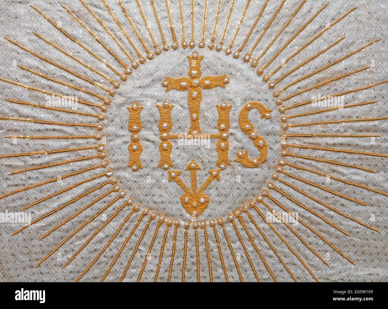 BRATISLAVA, SLOWAKEI - 11. OKTOBER 2014: Das Detail des Gewandes mit den IHS-Initialen von Jesus in der St. Elizabeth-Kirche aus dem 19. Jh. Stockfoto