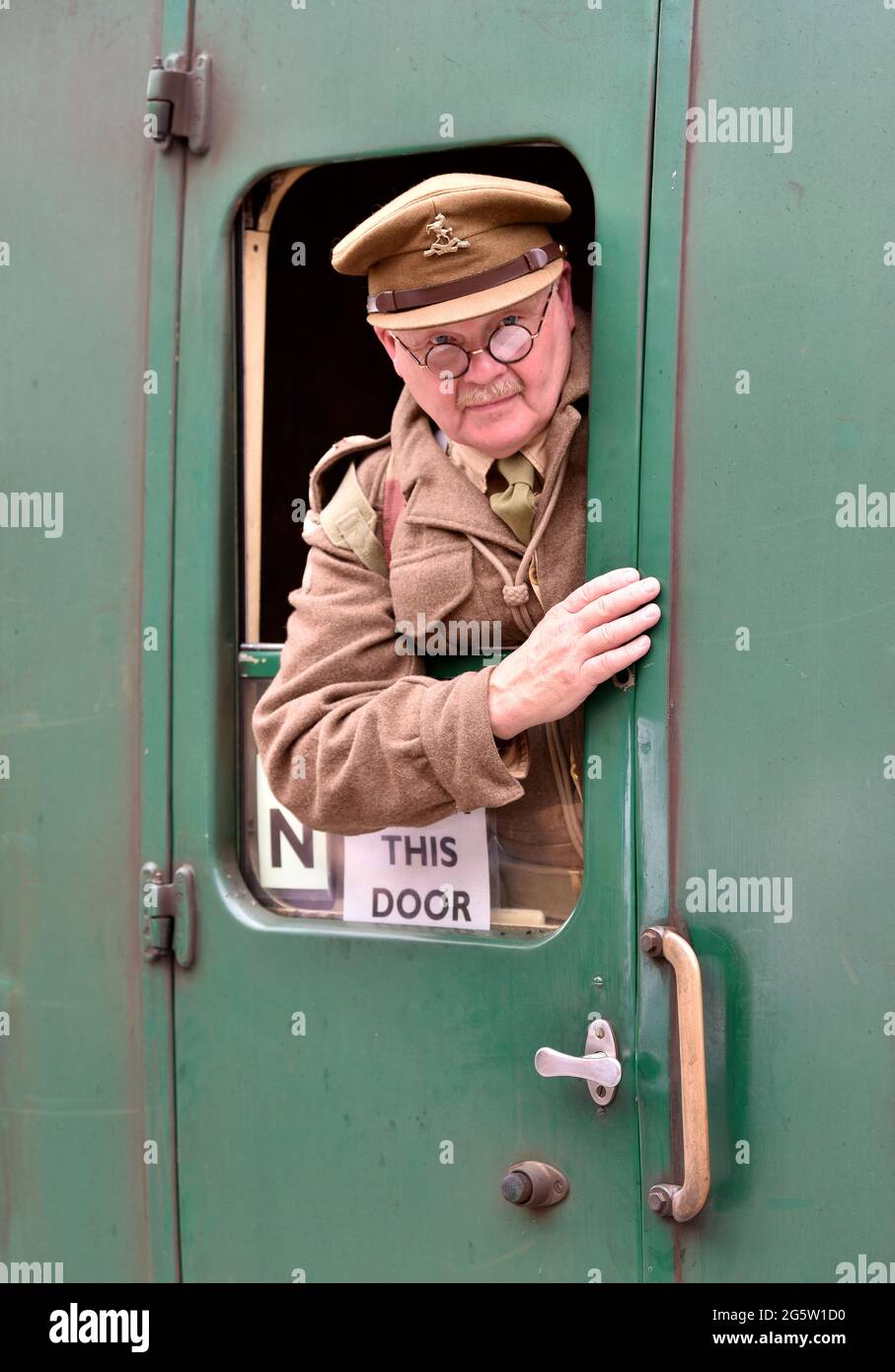 Britischer Militärangehöriger im Zug während der jährlichen Veranstaltung „war on the Line“ der 1940er Jahre, Alresford, Hampshire, Großbritannien. 13. Juni 2021. Stockfoto