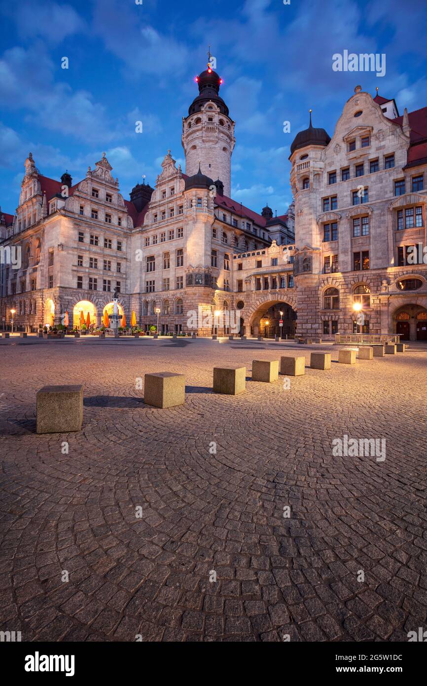 Leipzig, Deutschland. Stadtbild von Leipzig, Deutschland mit dem Neuen Rathaus zur hellblauen Stunde. Stockfoto