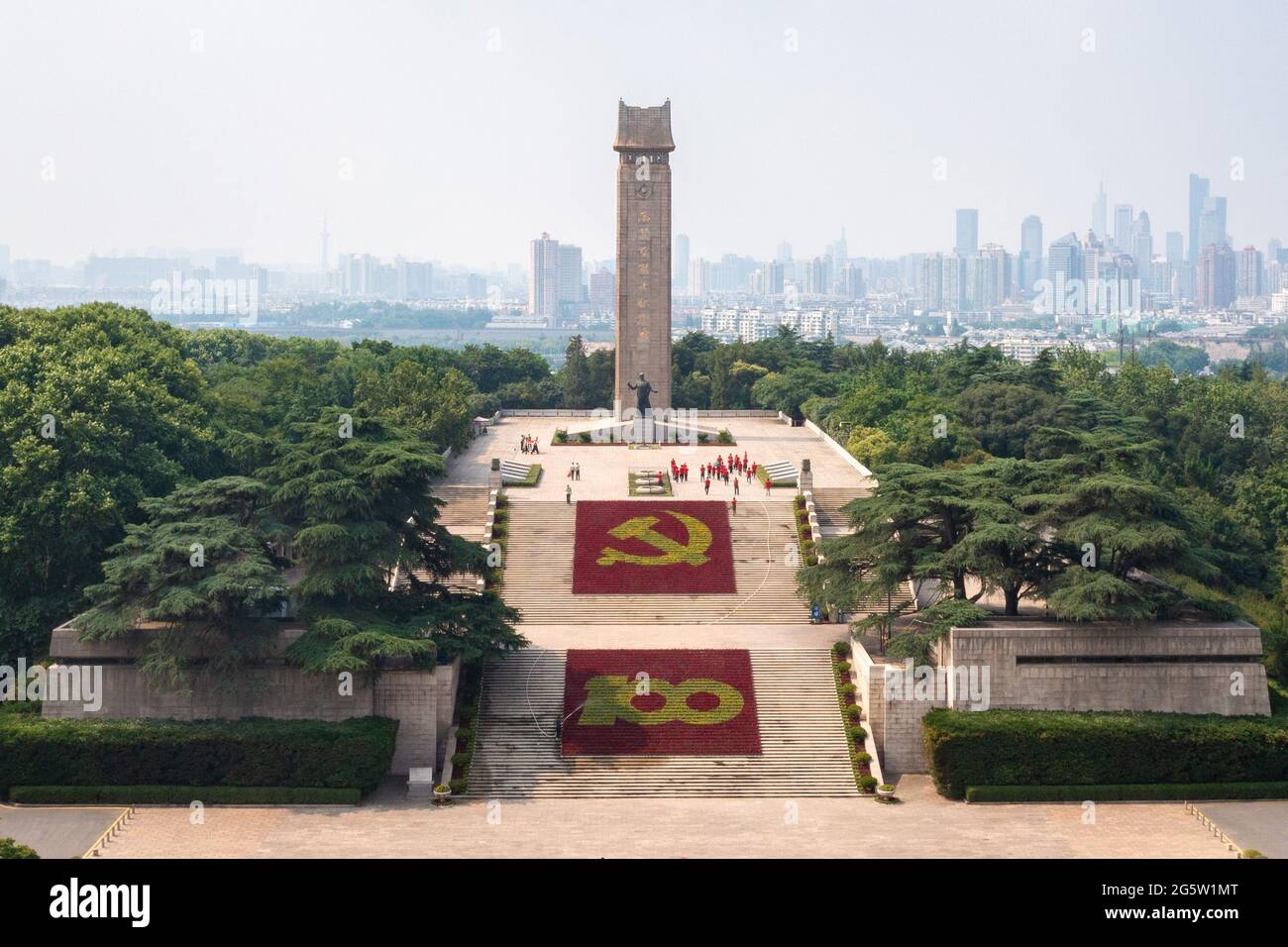 Nanjing, Nanjing, China. 30. Juni 2021. Am 29. Juni 2021 wurde vor dem Märtyrerdenkmal auf dem Märtyrerfriedhof von Yuhuatai in Nanjing eine großformatige Blumenlandschaft aus Zehntausenden Blumentöpfen eingerichtet, um den 100. Jahrestag der Gründung der Kommunistischen Partei Chinas zu feiern. Quelle: SIPA Asia/ZUMA Wire/Alamy Live News Stockfoto