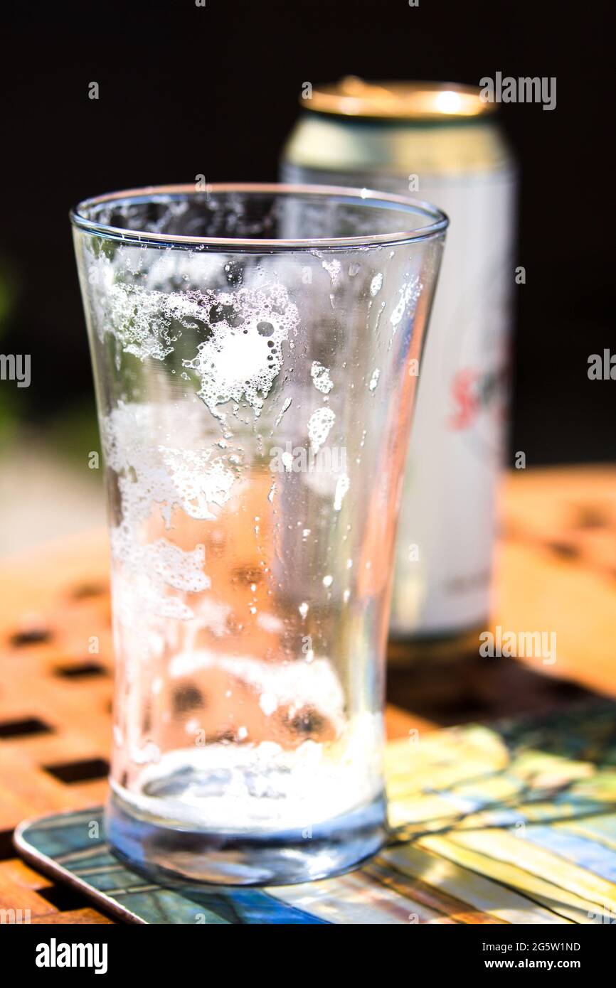 Leeres Glas Lagerbier verwendet. Sommerfrischung. Garten hinten Schottland Großbritannien Stockfoto