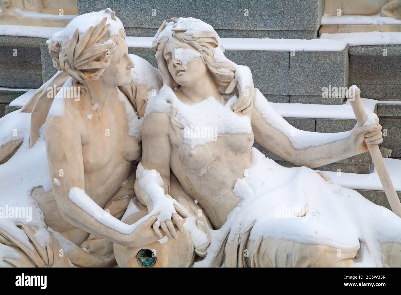 Wien - Detail allegorischer Statuen von Elbe und Moldau vor dem Wiener Parlament als Teil des Pallas-Athene-Brunnens. Stockfoto