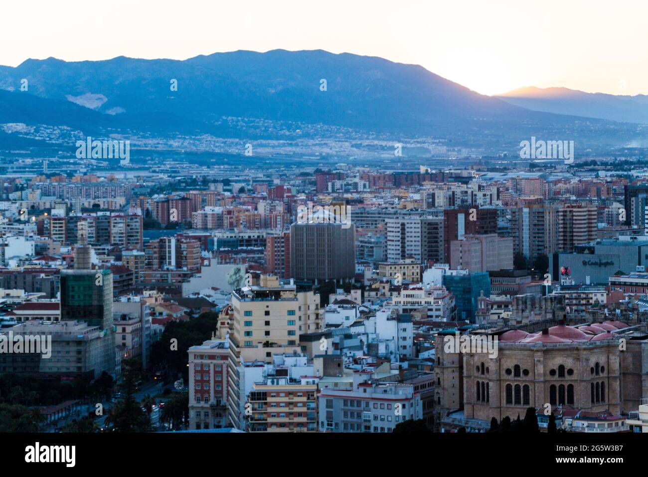 Luftaufnahme eines Hafens in Malaga bei Sonnenuntergang, Spanien Stockfoto